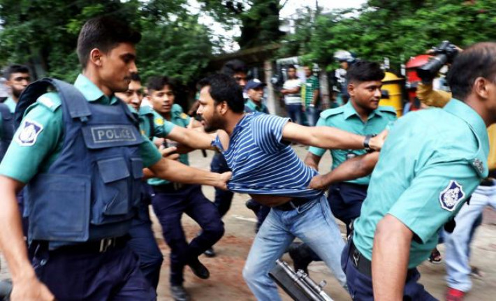 ছাত্র ইউনিয়নের সাবেক সভাপতি বাকি বিল্লাহকে আটকের পর ছেড়ে দেওয়া হয়েছে। 