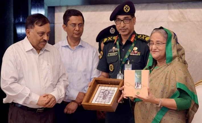 ‘৩০৫৩ দিন’ বইয়ের মোড়ক উন্মোচন করেন প্রধানমন্ত্রী