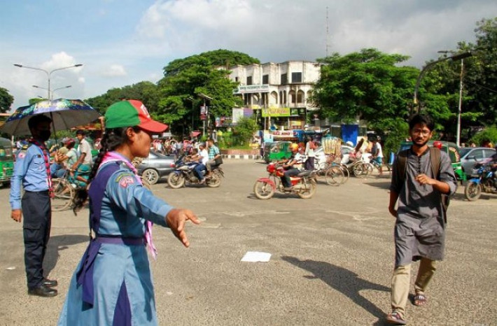 শাহবাগ মোড়ে এক স্কাউটস সদস্য