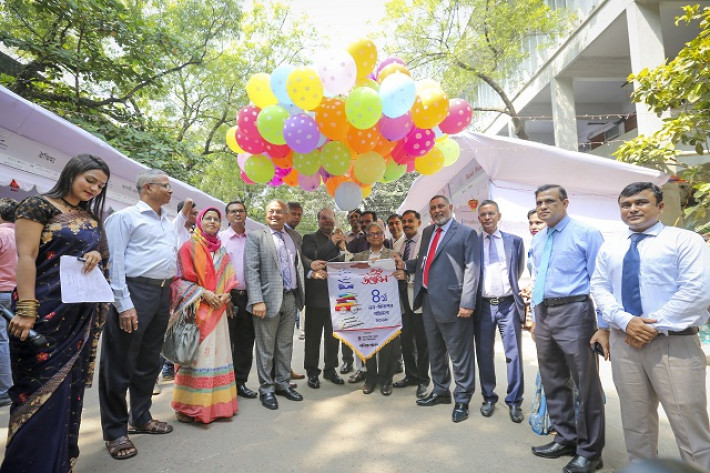 বইমেলা উদ্বোধনকালে ঢাকা বিশ্ববিদ্যালয়ের উপাচার্য অধ্যাপক ড. মো. আখতারুজ্জামানসহ অন্যান্য অতিথিরা