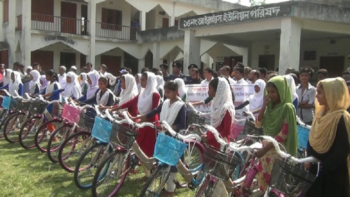 বাইসাইকেল হাতে উচ্ছ্বসিত শিক্ষার্থীরা