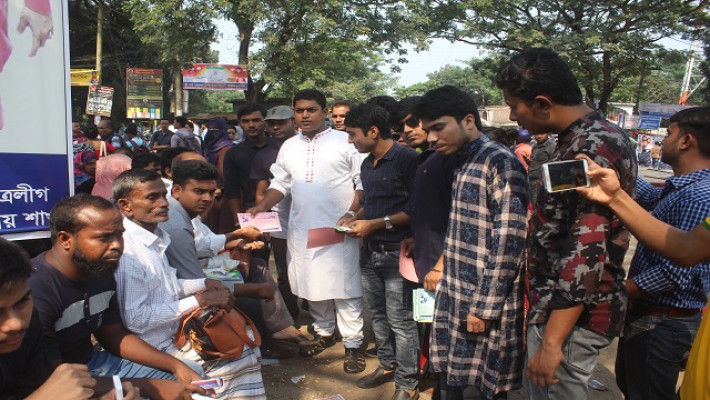 ভর্তিচ্ছু পরীক্ষার্থীদের সাহযোগীতায় তৎপর ইবি ছাত্রলীগ