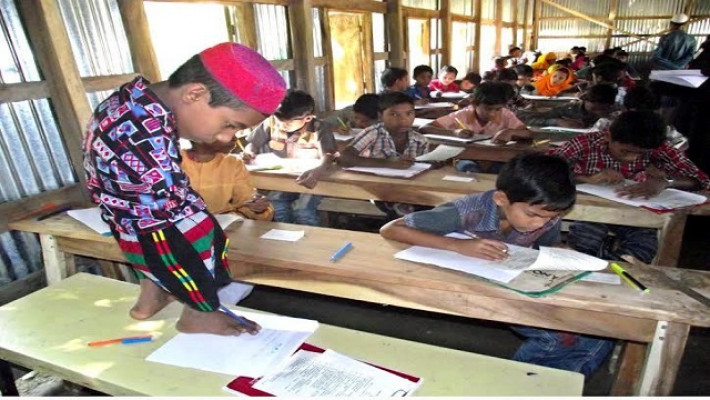 প্রতিবন্ধী মেধারী শিশু শিক্ষার্থী বেল্লাল পা দিয়ে লিখেই