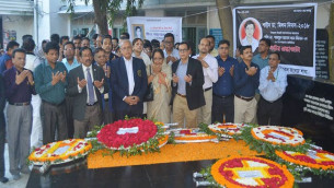 ডা. মিলনের সমাধিতে বিএসএমএমইউ উপাচার্যের শ্রদ্ধার্ঘ্য অর্পণ