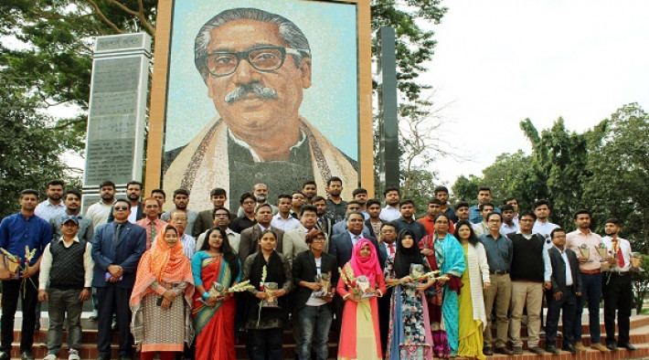 কৃতি শিক্ষার্থীদের সঙ্গে উপ উপাচার্যসহ অন্যরা