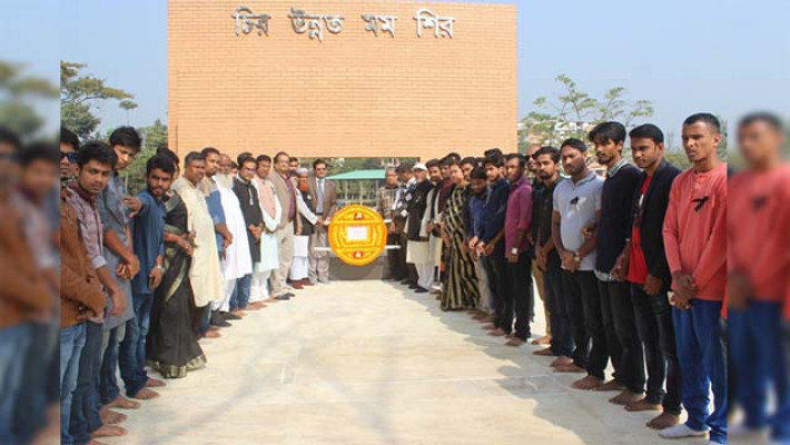 ‘চির উন্নত মম শির’ এ পুষ্পমাল্য অর্পণ করছে বিশ্ববিদ্যালয় পরিবার