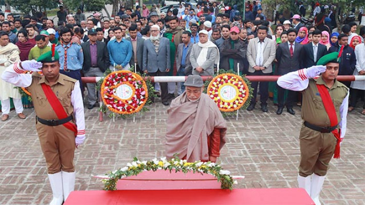 মুক্তিযুদ্ধ স্মৃতিস্তম্ভ মরণসাগরে শ্রদ্ধাঞ্জলি অর্পণ করছেন উপাচার্য অধ্যাপক ড. মো. আলী আকবর