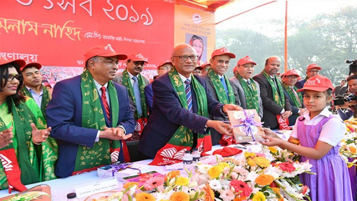 শিক্ষাথীর হাতে নতুন বই তুলে ‍দিচ্ছেন শিক্ষামন্ত্রী