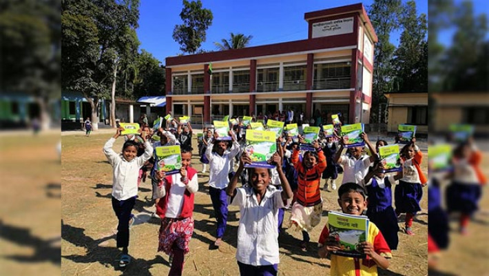 নতুন বই পেয়ে ক্ষুদে শিক্ষার্থীদের উচ্ছ্বাস