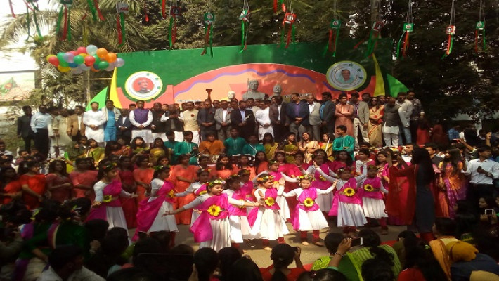 ছাত্রলীগের প্রতিষ্ঠাবার্ষিকীর অনুষ্ঠানে জাতীয় সংগীত পরিবেশন করছে শিল্পীরা