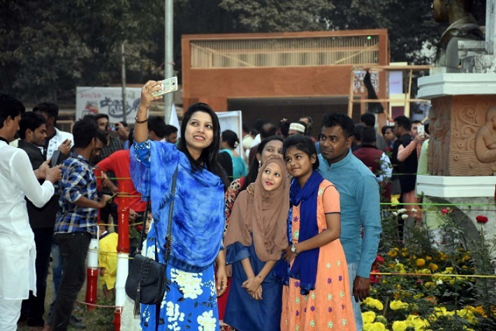 গ্রন্থমেলায় এসে সেলফি তুলছেন একদল বইপ্রেমী