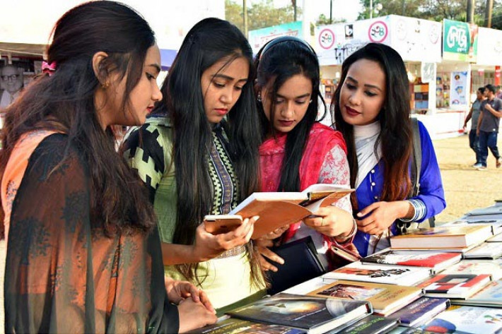 গ্রন্থমেলার স্টলে স্টলে বইপ্রেমীদের ভিড়। মঙ্গলবারের ছবি