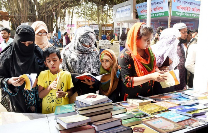 স্টলে বইপ্রেমীদের ভিড়। সোমবারের ছবি