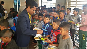 সুবিধা বঞ্চিতদের পাশে ইবি ছাত্রলীগ নেতা