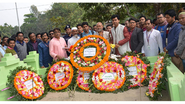 ড. ওয়াজেদের সমাধিতে শ্রদ্ধাঞ্জলি অর্পণ করছেন  বেরোবি প্রশাসন