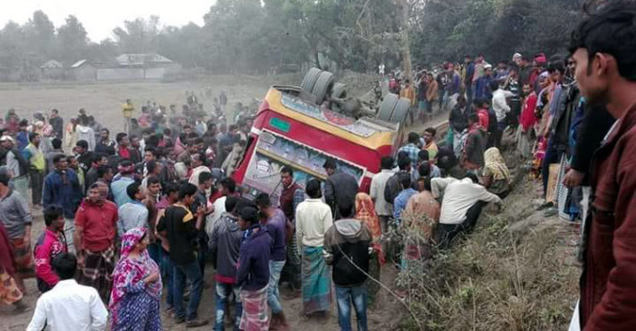 পঞ্চগড়ের তেঁতুলিয়া উপজেলায় একটি স্কুলের বাস অন্তত ৮০জন যাত্রী নিয়ে উল্টে যায়