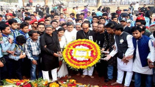  আন্তর্জাতিক মাতৃভাষা দিবসে কেন্দ্রীয় শহীদ মিনারে জবি’র শ্রদ্ধাঞ্জলি 