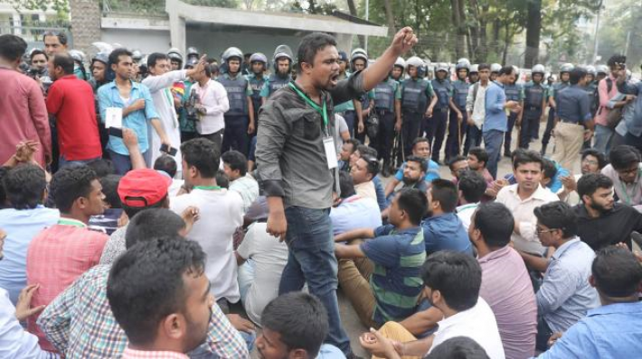 ভিসির বাসভবনের সামনে ছাত্র সংগঠনগুলো বিক্ষোভ ও অবস্থান ধর্মঘট