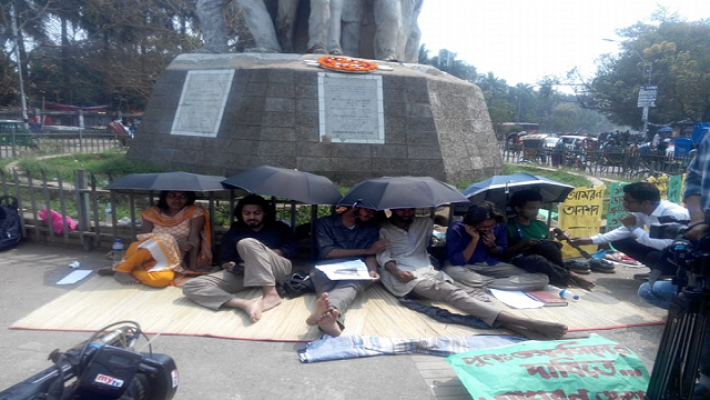 রোদ গরম উপেক্ষা করে রাজু ভাস্কর্যে অনশন চালিয়ে যাচ্ছেন ডাকসুর চার পরাজিত প্রার্থী। তাদের সাথে সকালে আরও দুজন যোগ দিয়েছেন