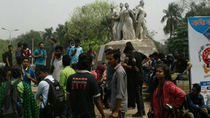 রাজু ভাস্কর্যের সামনে আন্দোলনকারীরা