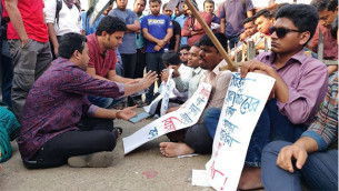 রবিউলের উপর হামলা, রাজু ভাস্কর্যে প্রতিবন্ধী শিক্ষার্থীরা