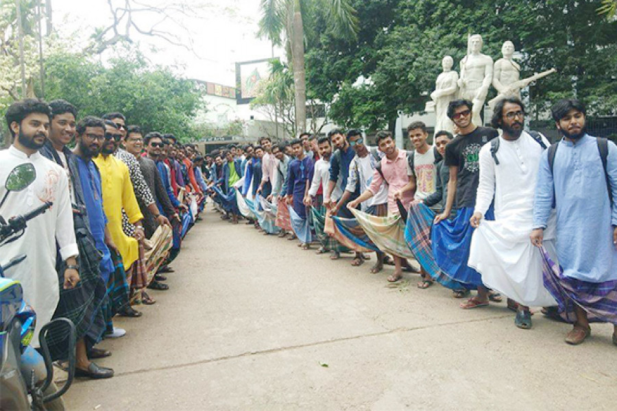 রাজু ভাস্কর্যে লুঙ্গি পরিহিত ঢাবি শিক্ষার্থীরা