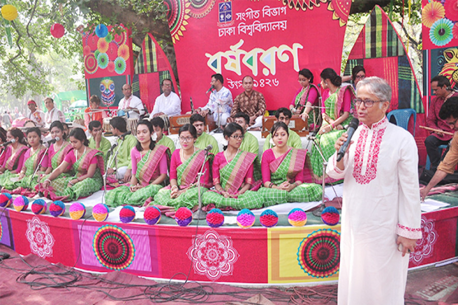 বক্তব্য রাখছেন ঢাবি উপাচার্য