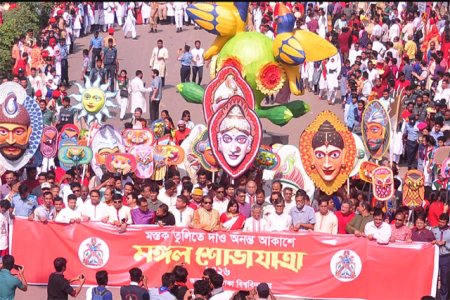 ঢাবির চারুকলা অনুষদ থেকে মঙ্গল শোভাযাত্রা বের করা হয়