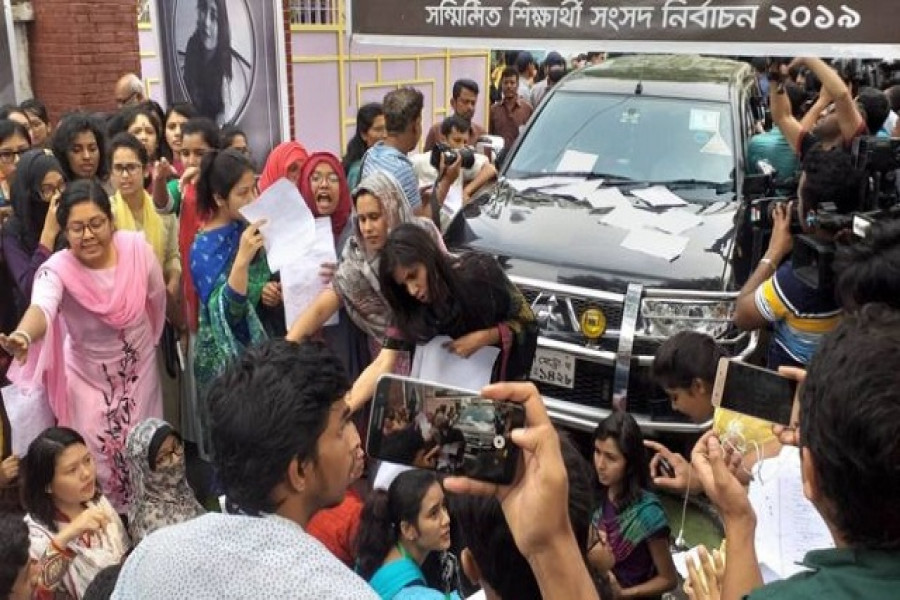 ডাকসু নির্বাচনের সময় কুয়েত মৈত্রী আবাসিক হলে উপ-উপাচার্যের গাড়ি ঘিরে শিক্ষার্থীদের বিক্ষোভ