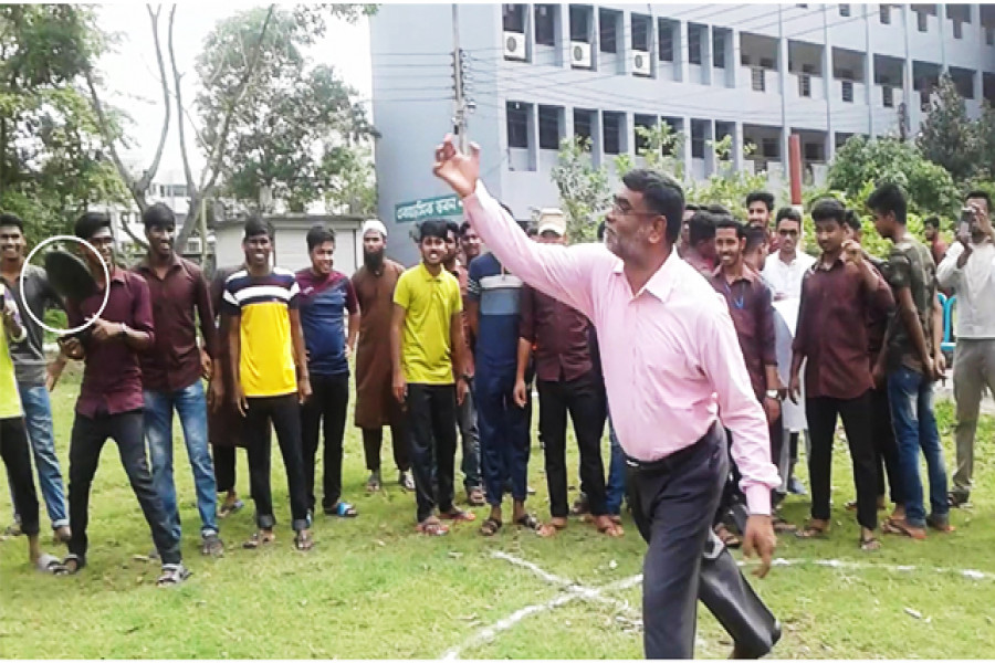 চাকতি নিক্ষেপ করে ক্রীড়া প্রতিযোগীতার উদ্বোধন করেন ভারপ্রাপ্ত অধ্যক্ষ মো. রেদওয়ানুর রহমান