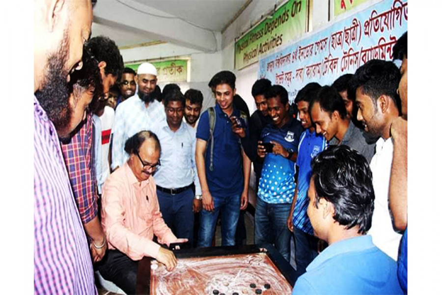 ক্রীয়া প্রতিযোগীতার উদ্বোধনকালে বিশ্ববিদ্যালয়ে উপাচার্য অধ্যাপক ড.মীজানুর রহমান