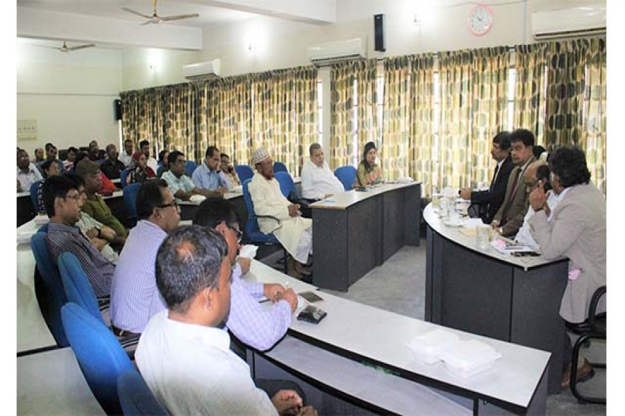 আলোচনা সভায় ‍উপস্থিত বিশ্ববিদ্যালয় শিক্ষকদের একাংশ