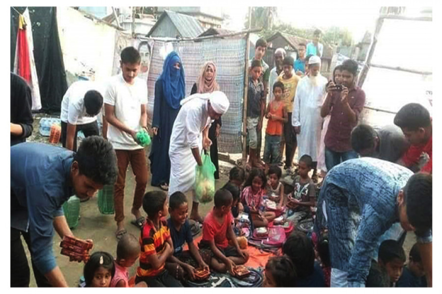 ইফতার বিতরণ করছেন সংগঠনটির নেতৃবৃন্দ