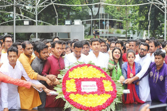 আন্দোলনের মধ্যেই বঙ্গবন্ধুর প্রতিকৃতিতে শ্রদ্ধা নিবেদন ছাত্রলীগের