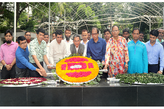 জাতির পিতার প্রতিকৃতিতে ইউজিসি চেয়ারম্যানের শ্রদ্ধা 