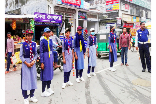 ঈদ যানজট নিরসনে রাস্তায় স্কুলের মেয়েরা