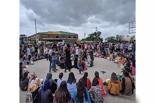 শিক্ষার্থীদের উপর শ্রকিদের হামলা, প্রতিবাদে সড়ক অবরোধ