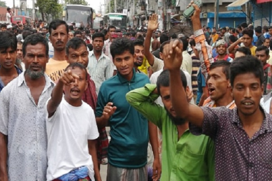 রাজধানীতে সড়ক অবরোধ করে রিকশাচালকদের বিক্ষোভ