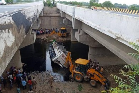 ঘুমিয়ে পড়েছিলেন চালক, প্রাণ গেল ২৯ জনের