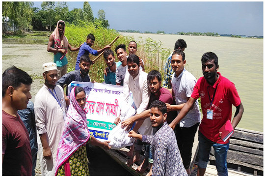 বন্যার্তদের মাঝে তারুণ্যের ত্রাণ সামগ্রী বিতরণ