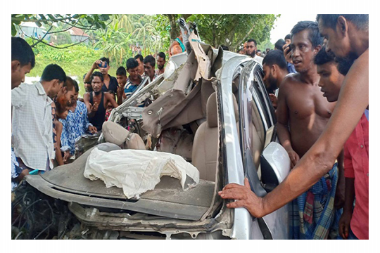 বাসচাপায় বাবা-মা সন্তানসহ একই পরিবারের ৪জন নিহত