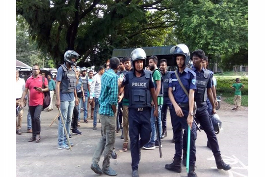 রাতভর ছাত্রলীগের সংঘর্ষ, দিনে অচল চবি