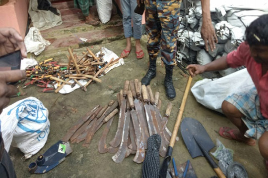 রোহিঙ্গাদের মাঝে দা-কুড়াল বিতরণ করছে এনজিও সংস্থা শেড