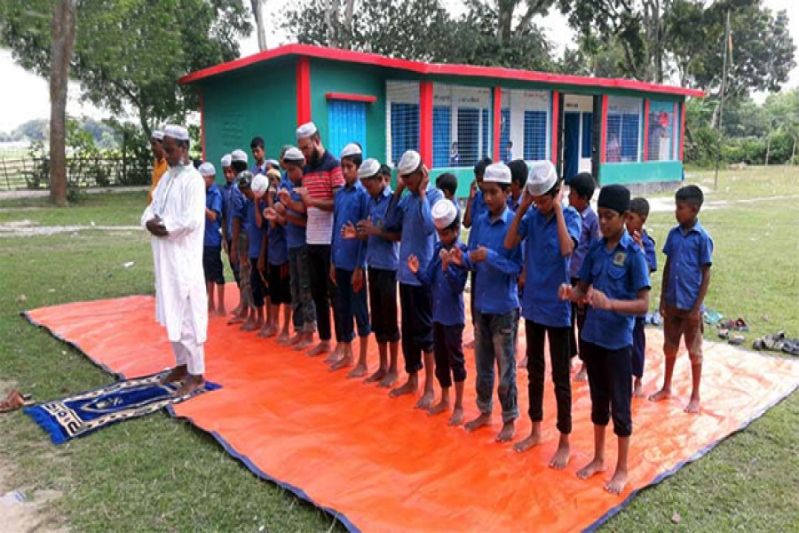 নলভাঙ্গা সরকারি প্রাথমিক বিদ্যালয়ের শিক্ষার্থীরা নামাজ শিখছেন