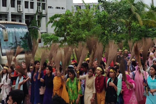 ভিসি নাসিরউদ্দিনের পদত্যাগের দাবিতে ঝাড়ু মিছিল