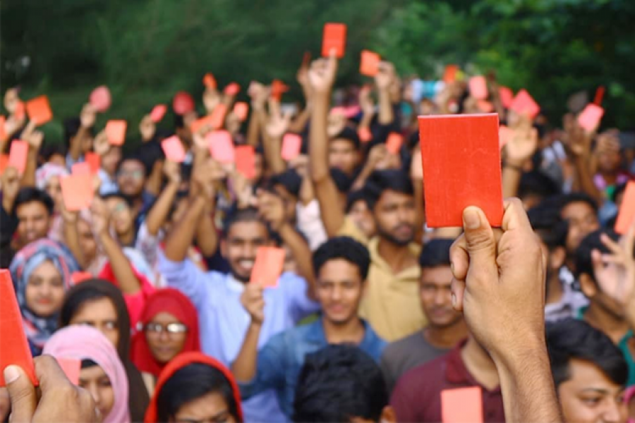  ভিসিকে শিক্ষার্থীদের লাল কার্ড প্রদর্শন