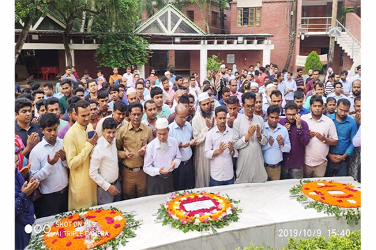 জাতির পিতার সমাধিতে বশেমুরবিপ্রবি উপাচার্যের শ্রদ্ধা