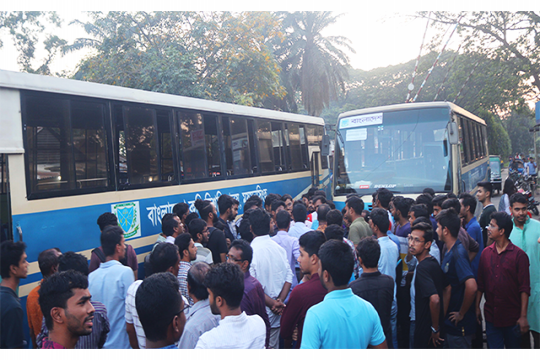 বাকৃবি বাসে বহিরাগতদের যাতায়াত, আন্দোলনে শিক্ষার্থীরা