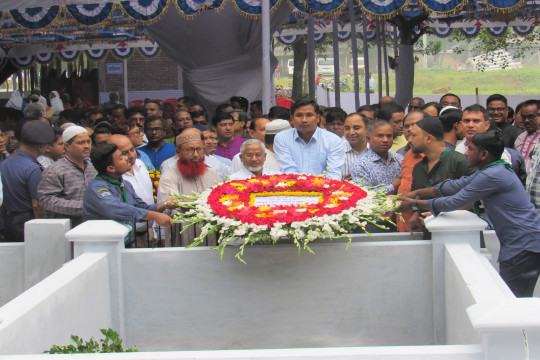 ভাষাসৈনিক আব্দুর রৌফ চৌধুরীর সমাধিতে শ্রদ্ধা নিবেদন