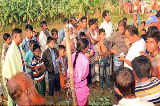 নারী শ্রমিককে চুরির অপবাদে খুঁটির সঙ্গে বেঁধে নির্যাতন